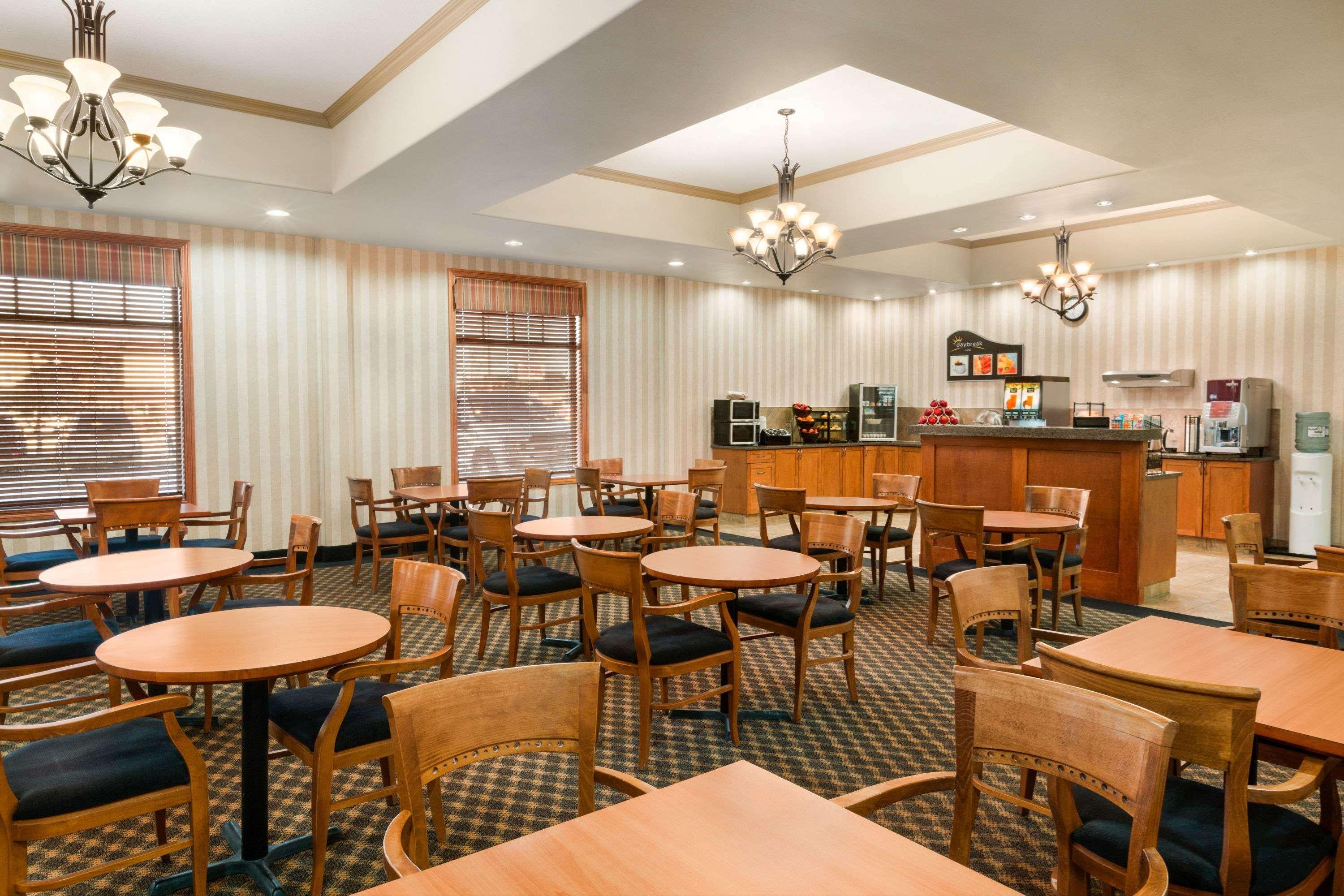 Days Inn & Suites By Wyndham Edmonton Airport Leduc Kültér fotó