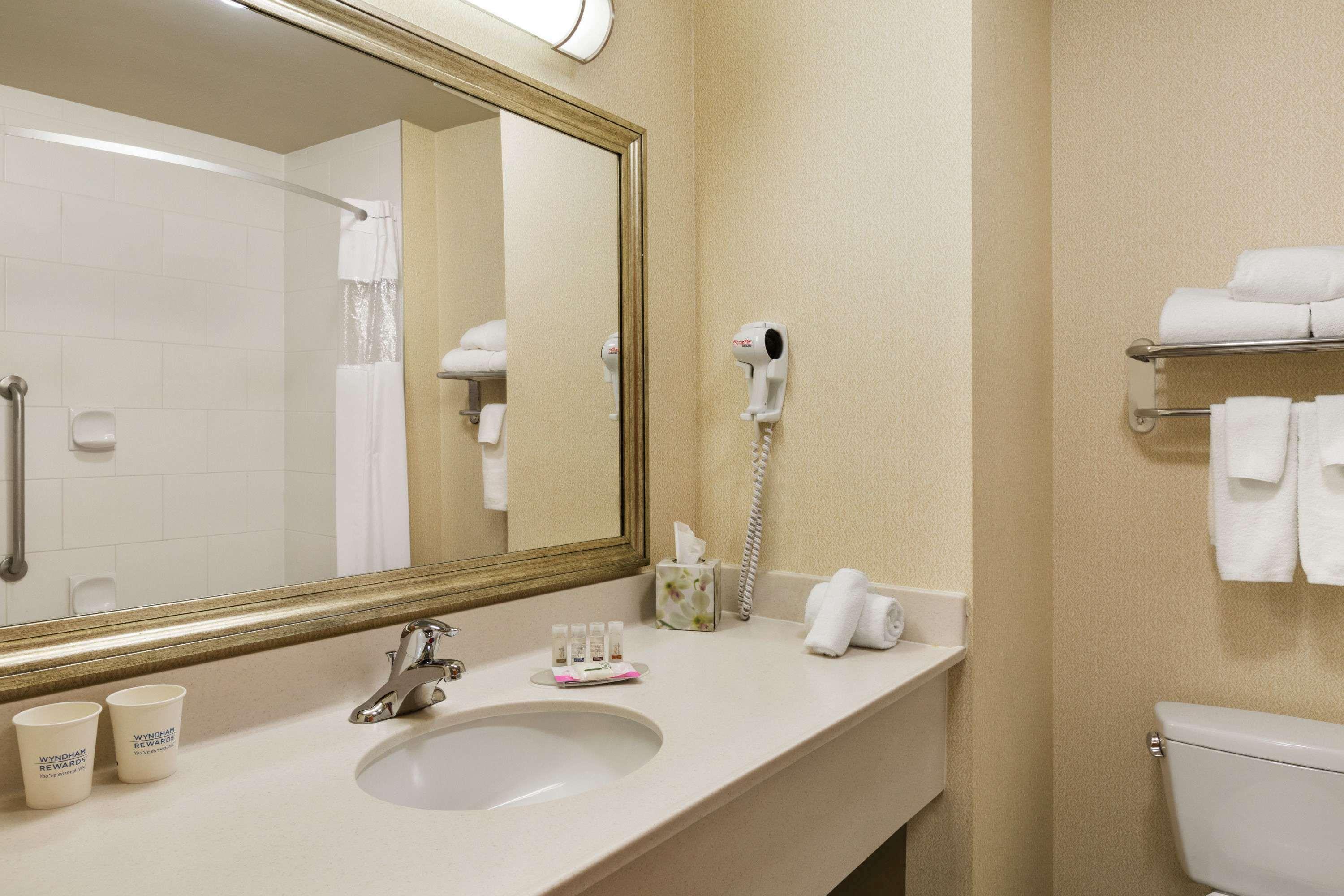 Days Inn & Suites By Wyndham Edmonton Airport Leduc Kültér fotó